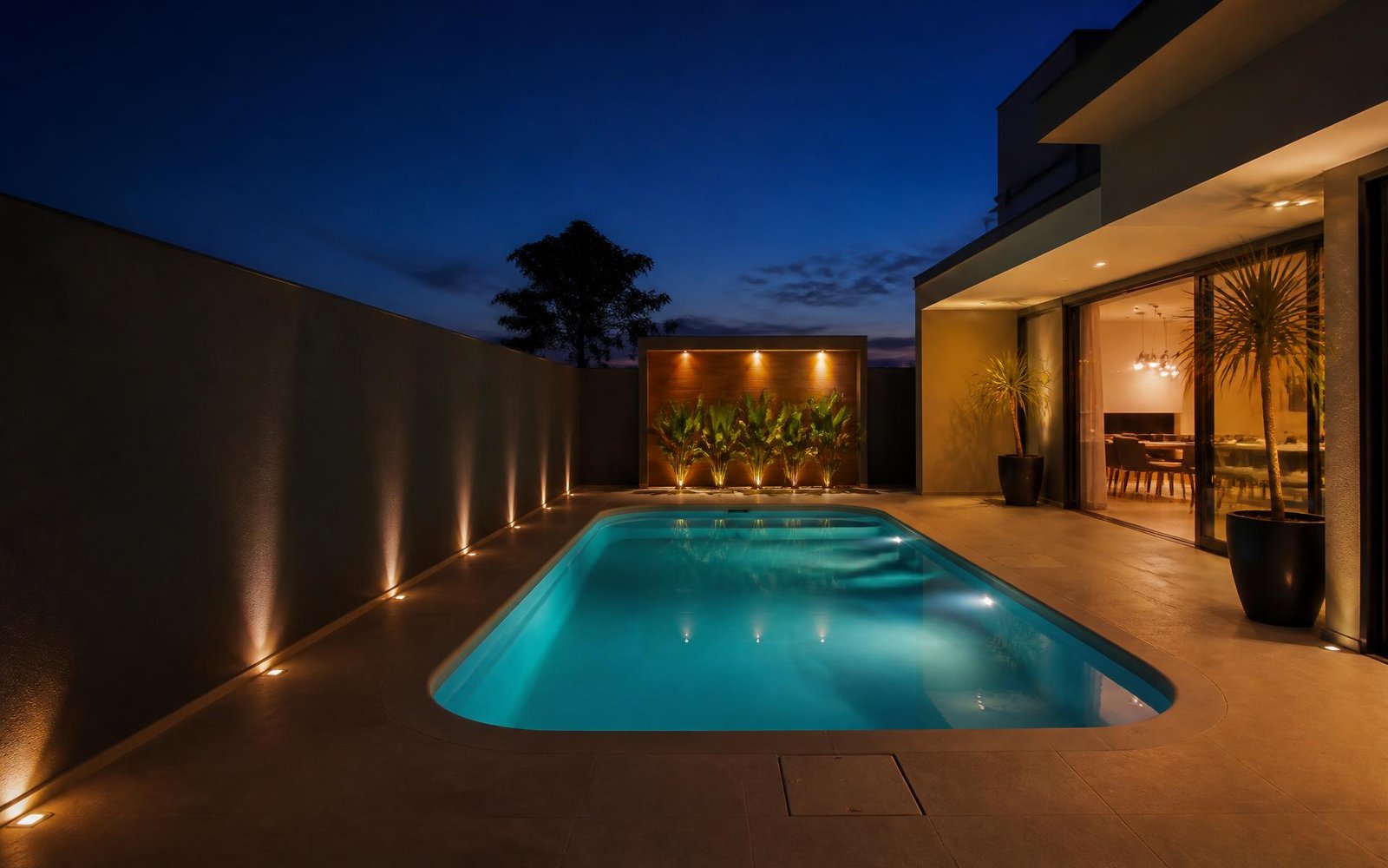 Piscina de fibra Spazio iluminada em uma residência contemporânea